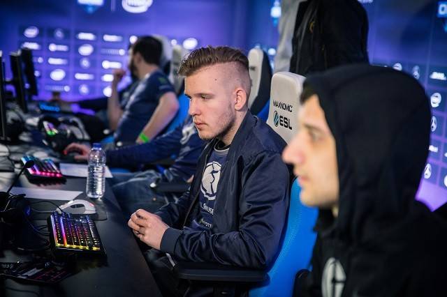 Assum：他们中期玩的比较好，中期比我们所有人都厉害