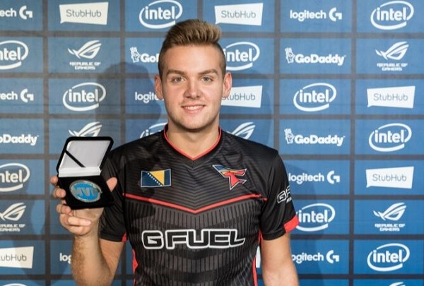 Doinb更新解说杯照片：工作照