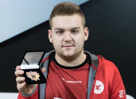 iG官方：前LSB上单选手Dove加入队伍担任中单